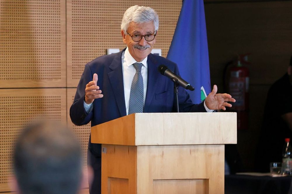 El ex primer ministro italiano Massimo D'Alema encabezando la conferencia inaugural de la Cátedra Presidencial en la Facultad de Gobierno.
